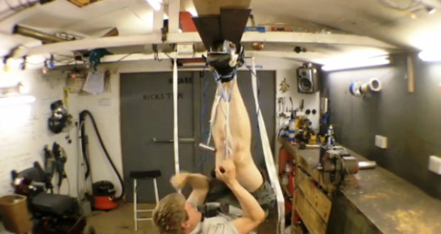 Foto delle scarpe alla Magneto di Colin Furze