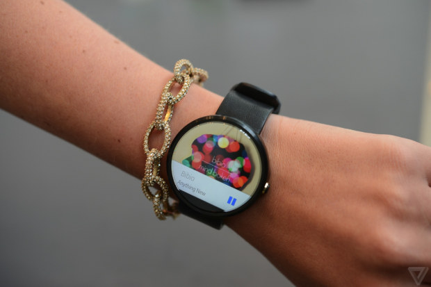 Motorola Moto 360 in foto